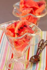 西瓜块薄荷玻璃果汁产品种子立方体水果营养杯子叶子背景图片