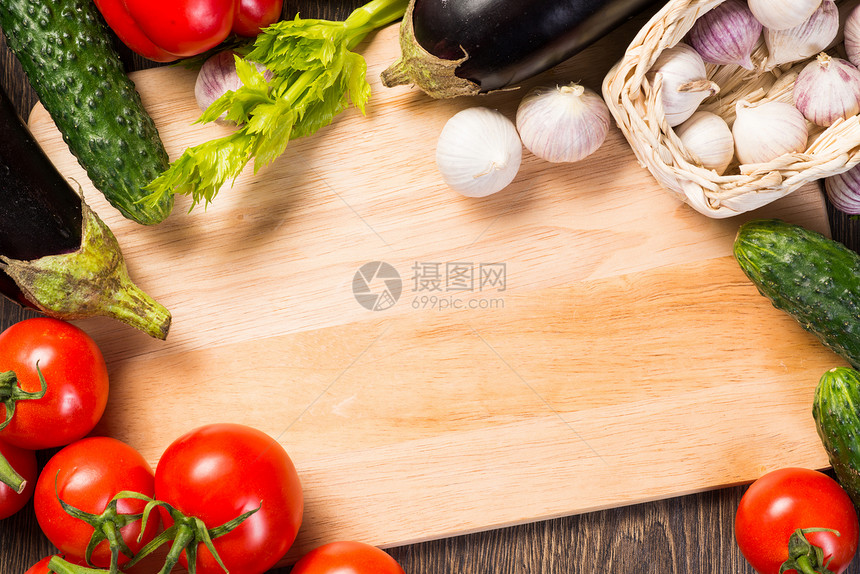 厨房餐桌上的蔬菜餐厅香料茄子胡椒边缘框架木头美食食物辣椒图片