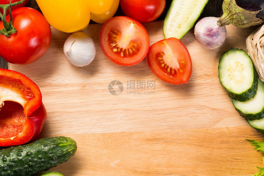 厨房餐桌上的蔬菜饮食美食黄瓜桌子辣椒草本植物烹饪框架餐厅中心图片