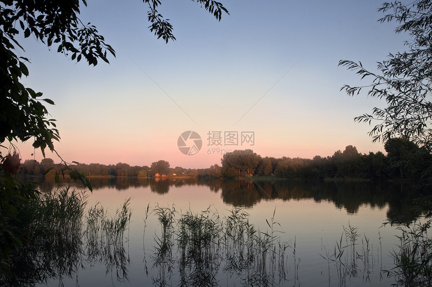 湖面日落太阳天空粉色树木风景橙子蓝色图片