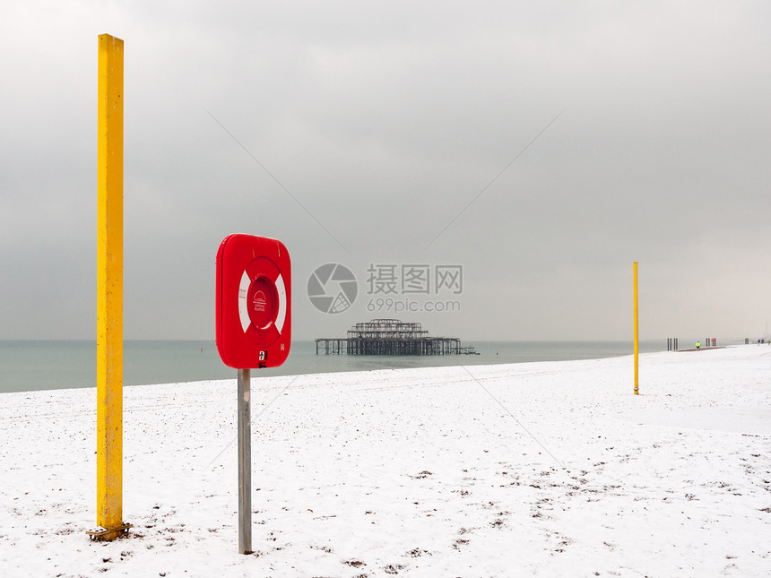 冬天的布赖顿红色历史气候时代码头黄色地标降雪旅游胜地图片