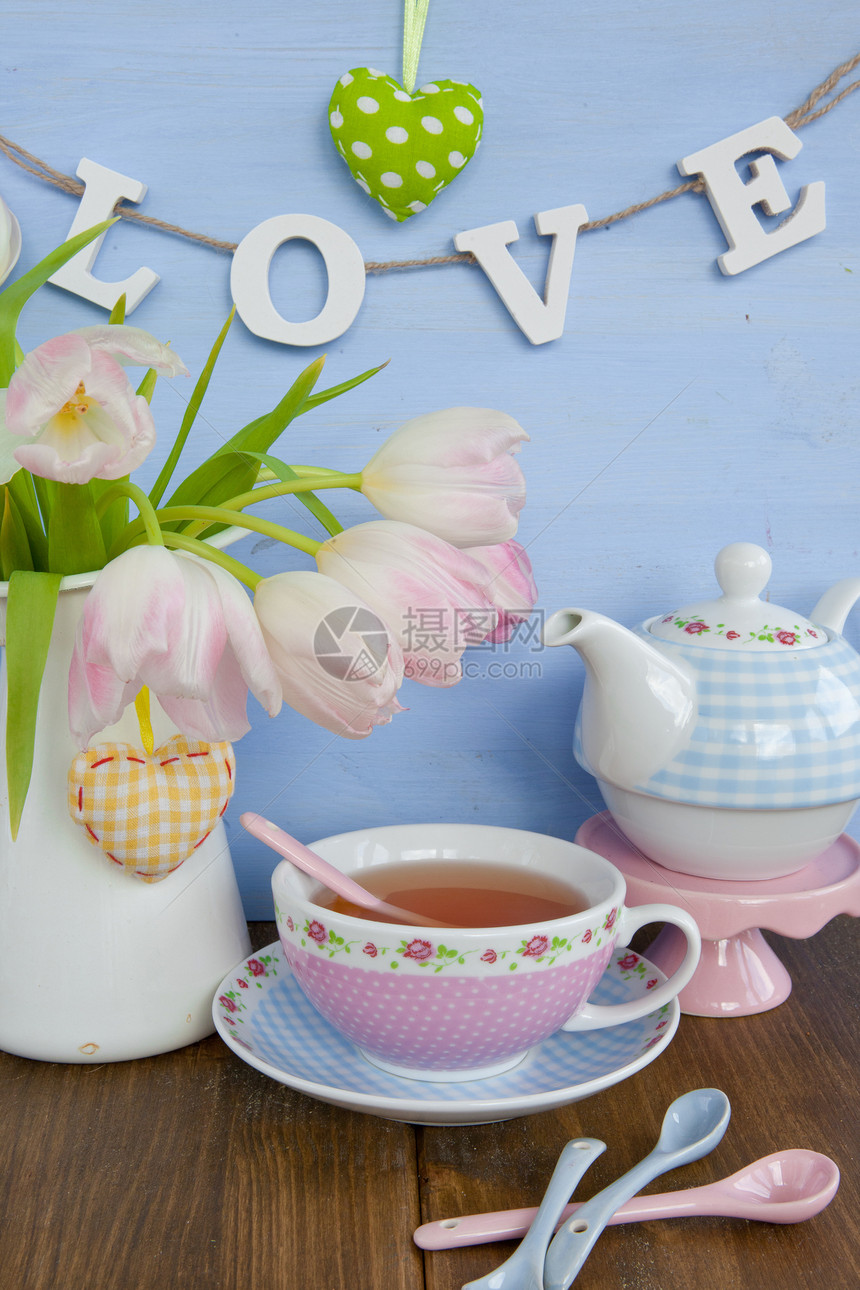 茶叶和新鲜郁金香蓝色粉色餐巾时间勺子生日杯子咖啡茶壶心形图片