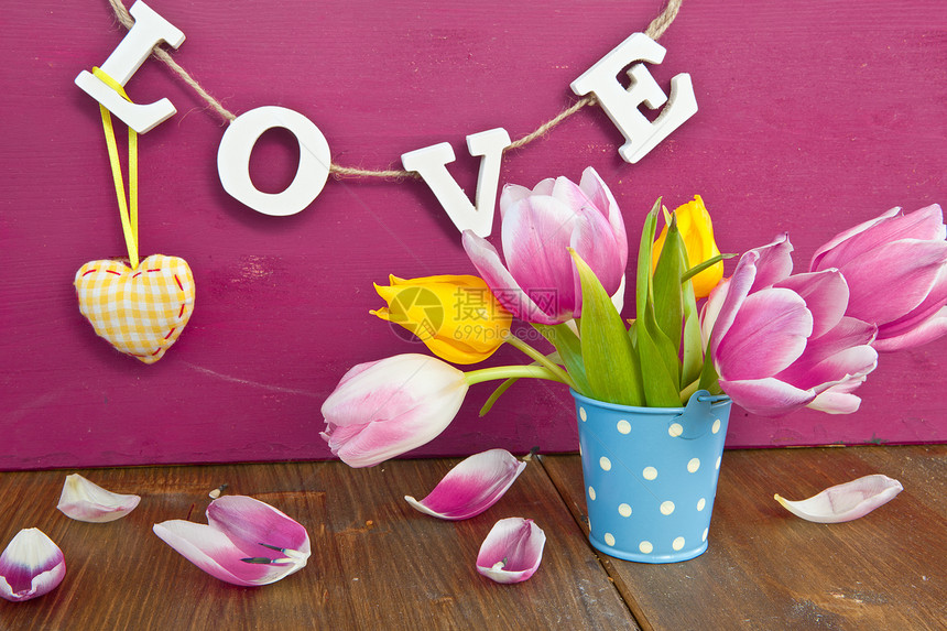 一个小桶里多彩多彩的郁金香蓝色粉色红色花瓣花朵心形黄色乡村生日展示图片