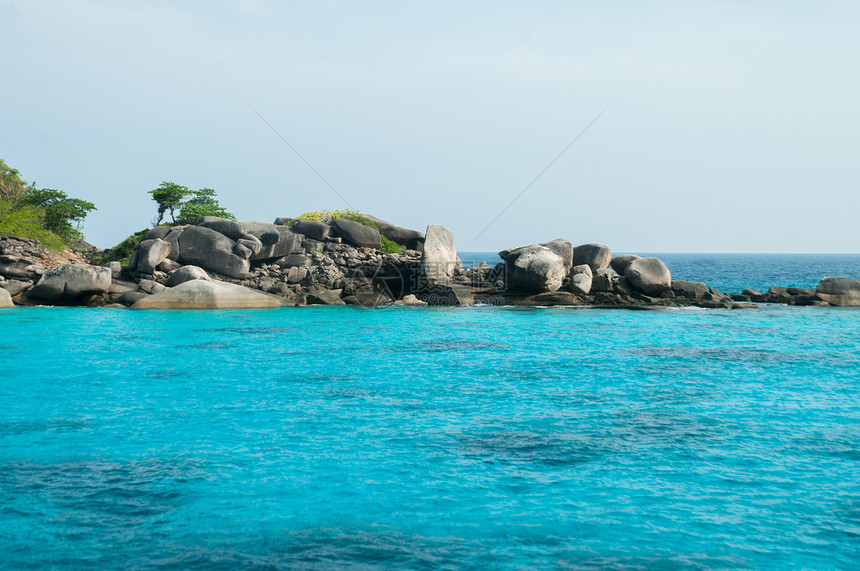 泰国西米兰岛蓝海和山丘岩石天空蓝天图片