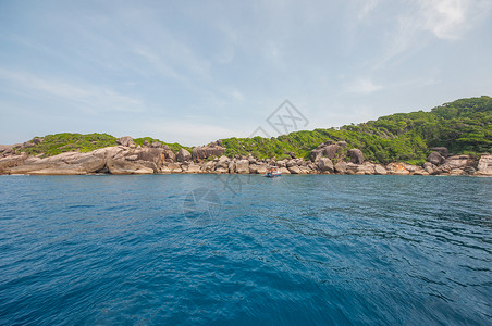 泰国西米兰岛蓝海和山丘岩石石头天空蓝天背景图片