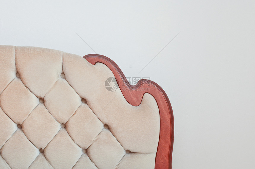 翻新室内装修白色布艺座位鼹鼠椅子格子天鹅绒沙发奶油家具图片