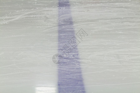 冰上曲棍球的蓝线标记运动溜冰场卷发蓝线越位冰球背景图片
