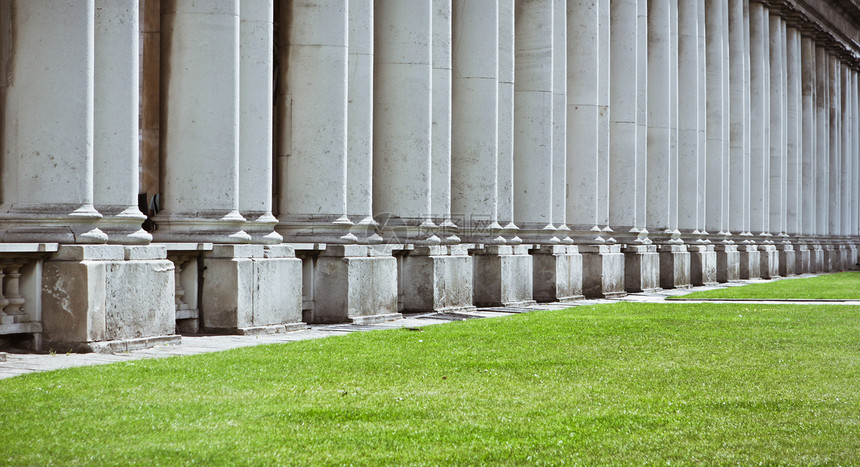 罗马建筑大学石头水泥花园庭院草地绿色走廊图片