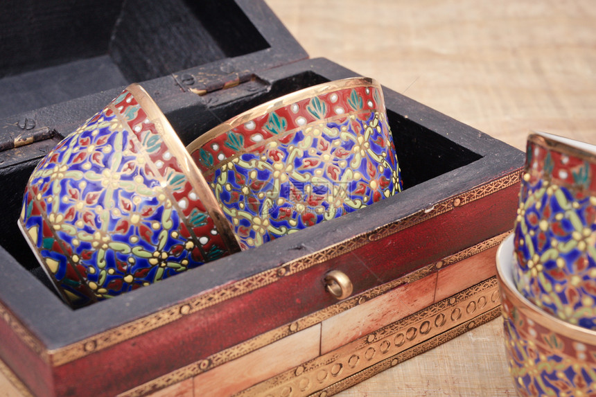 阿拉伯茶杯静物盒子杯子木头树干皮革制品栗色风格闩锁图片