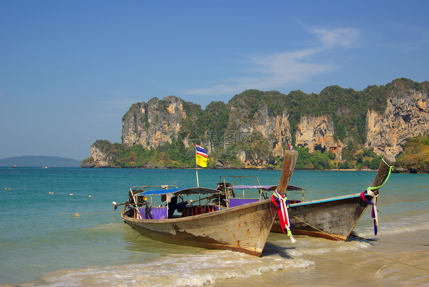 在 Railay 海滩 甲米 泰国的传统泰国小船晴天海岸木头海洋旅游运输天堂娱乐天空海岸线图片