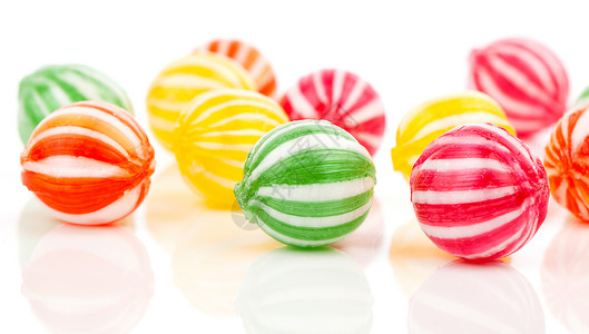 白色的彩色糖果被隔离在白色上条纹食物硬糖款待背景图片