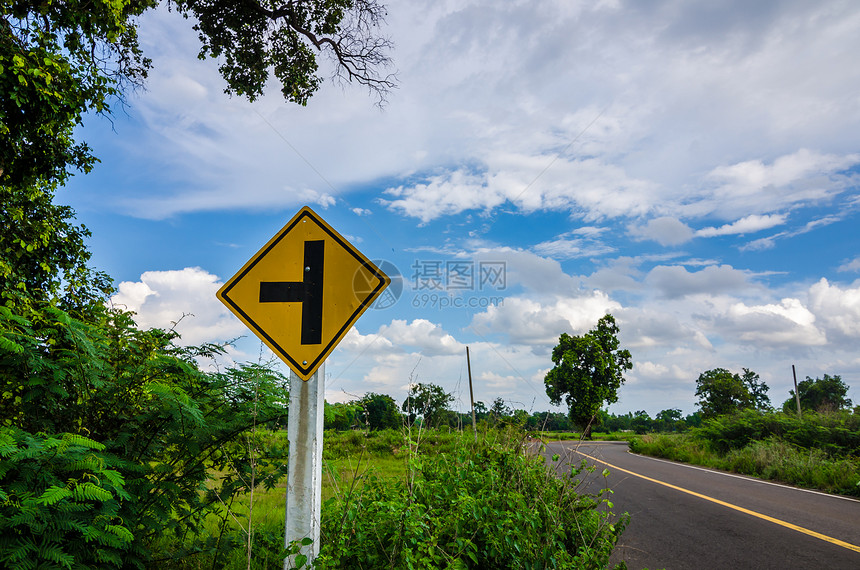 路标符号和天空绿色环境土地生态蓝色乡村农村图片
