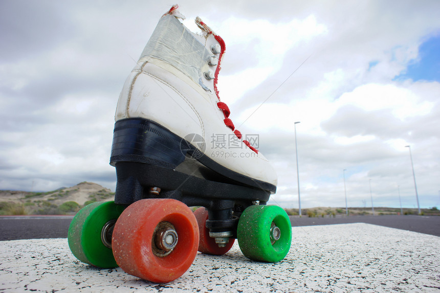 旧旧白滑雪靴消费孩子滚筒鞋带玩具车轮橡皮闲暇滑冰溜冰场图片