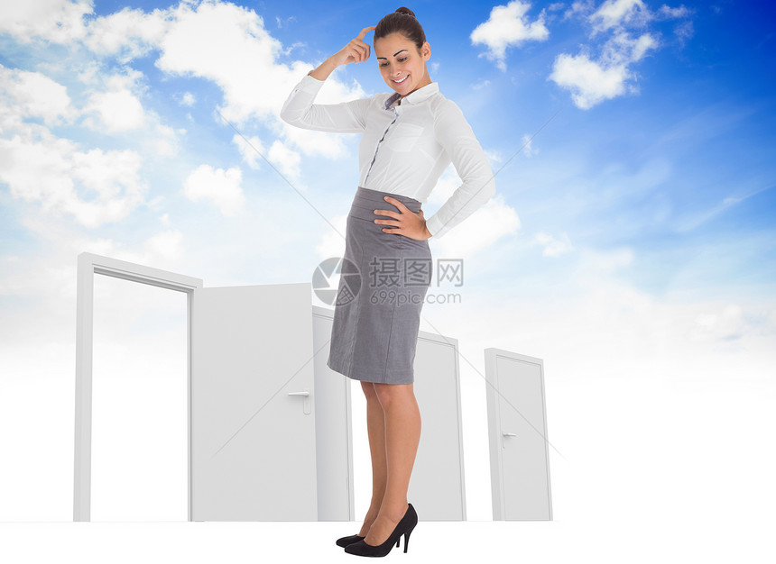 微笑 深思熟虑的女商务人士的综合形象职业天空计算机商业绘图多云女士头发人士棕色图片