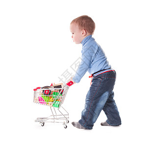 推着车的男孩男孩和购物店铺购物中心男生孩子零售女性产品大车水果玩具背景