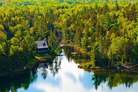 魁北克卡纳达省萨卡科米湖旅行地标外观树木鸟瞰图目的地全景地方森林背景