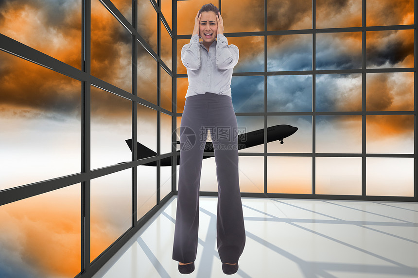 绝望商业女商务人士的复合形象旅行橙子绘图天空计算机压力航班人士飞机棕色图片