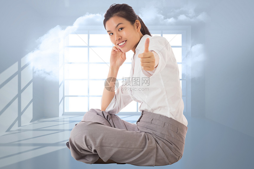 商业女商务人士坐在十字腿举起大拇指的复合图像窗户女士双手衬衫计算机手势商务职业多云房间图片