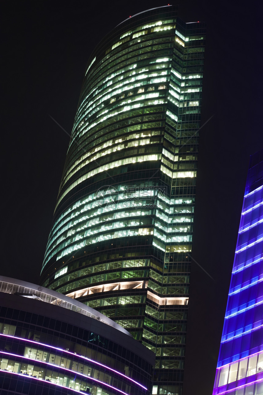夜晚的摩天大楼景观市中心反射建筑学办公室建筑窗户商业场景城市图片