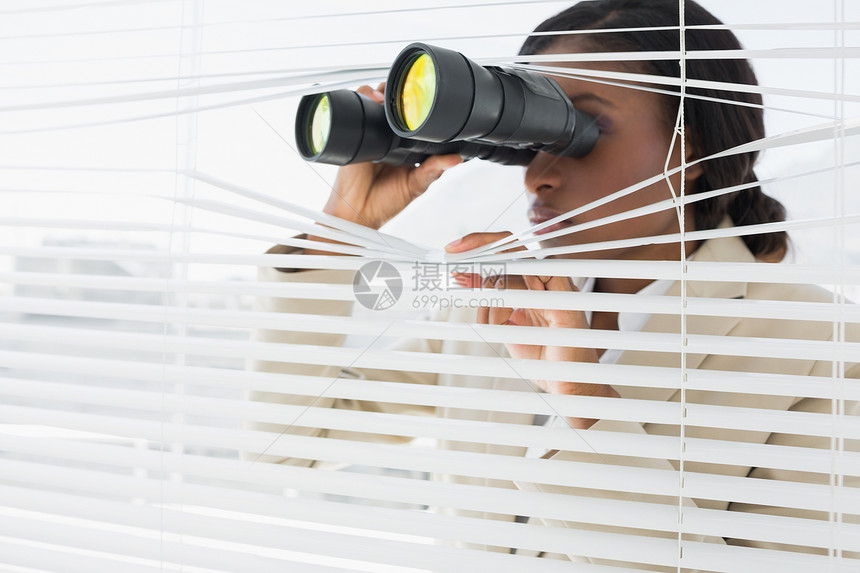 商业妇女透过百叶窗用望远镜偷窥办公室套装监视公司经理职场工作女性人士商务图片