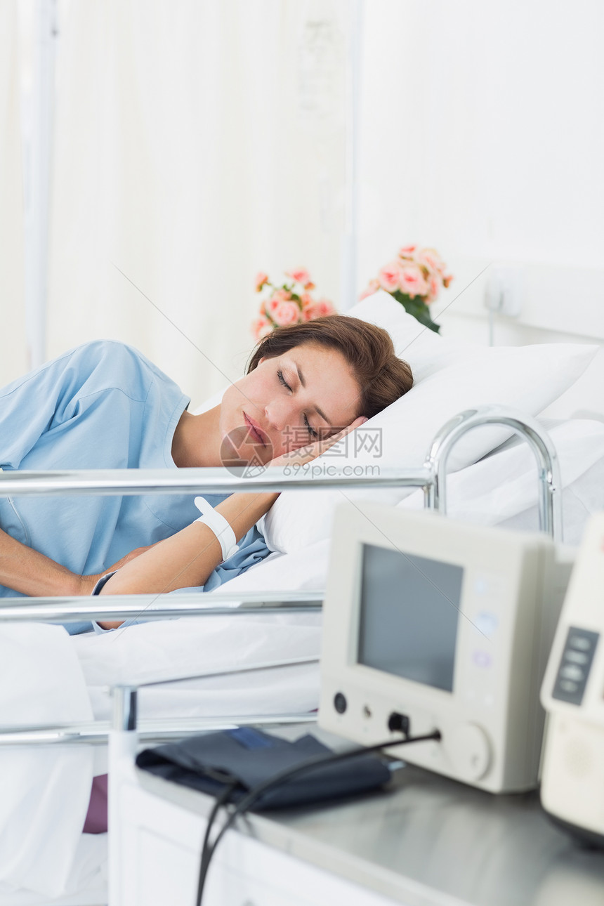 睡在医疗床上的女病人器材房间疾病诊所女性女士疗养医院身体检查病房图片