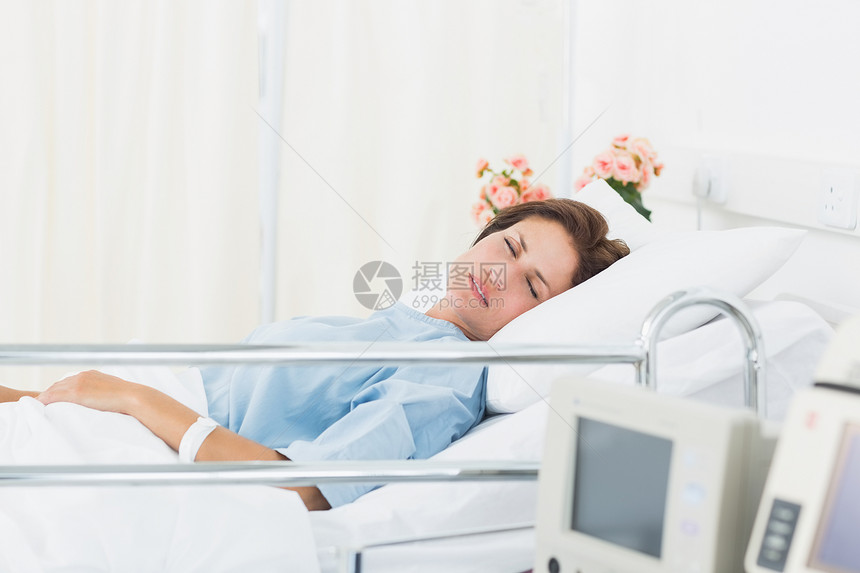 睡在医疗床上的女病人病房疗养器材诊所眼睛住院治疗女士监视器房间图片