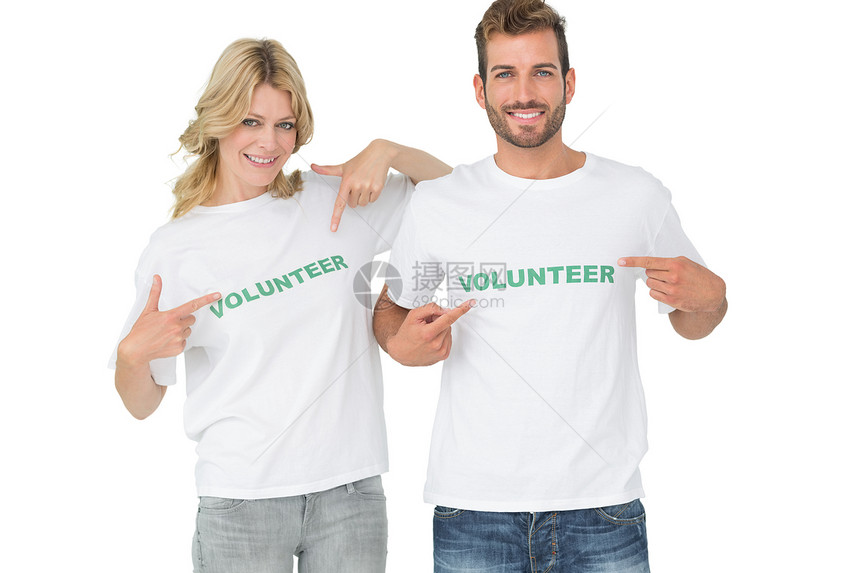 两名快乐的志愿者一幅自首的肖像青年男性服务手指女士社区男人幸福双手女性图片