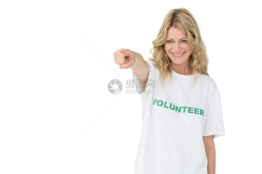 一位快乐的女性志愿者的肖像 指着你头发幸福社区帮助手势服务活动家金发道德浅色图片