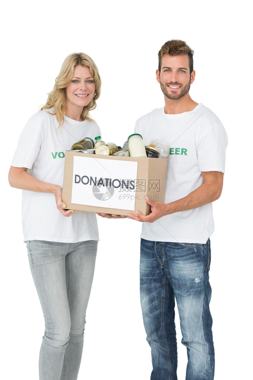 微笑的年轻夫妇携带捐赠箱服务捐赠志愿帮助夫妻收集女性男性朋友们捐款箱图片