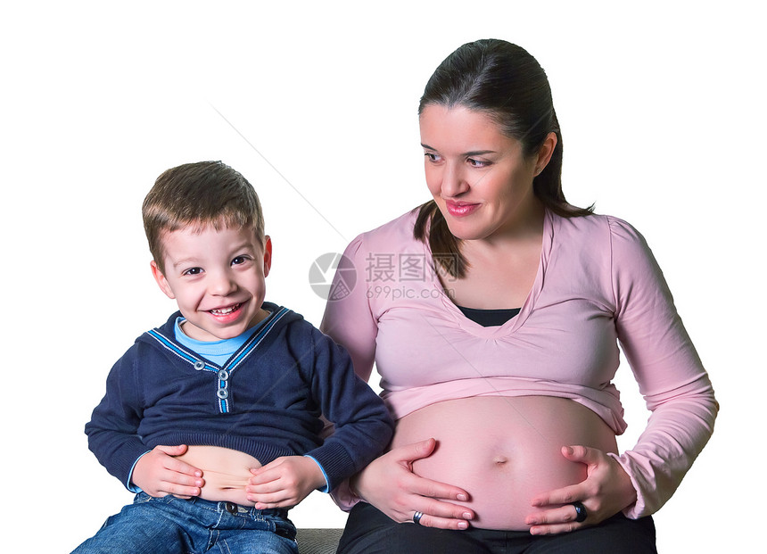 怀孕母亲和儿子比较她们的腹腔兄弟妈妈婴儿女士孩子产妇喜悦腹部父母母性图片