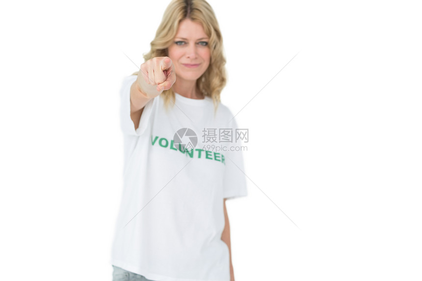 一位快乐的女性志愿者的肖像 指着你女士幸福服务青年帮助社区志愿道德金发手势图片