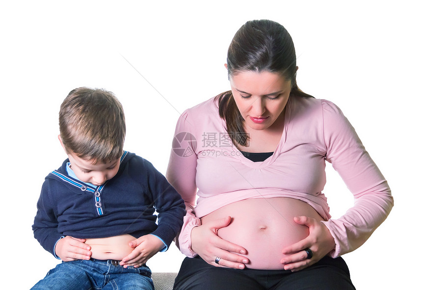 怀孕母亲和儿子比较她们的腹腔女孩生活女性妈妈微笑乐趣孩子母性女士分娩图片