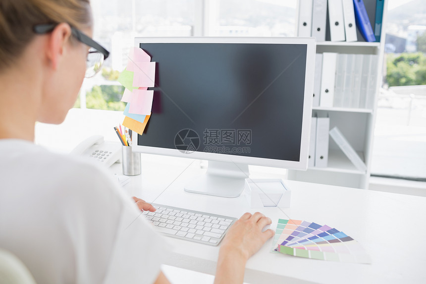 在计算机上工作的照片编辑器的近视屏幕电子职场编辑技术女士创造力职业商业键盘图片