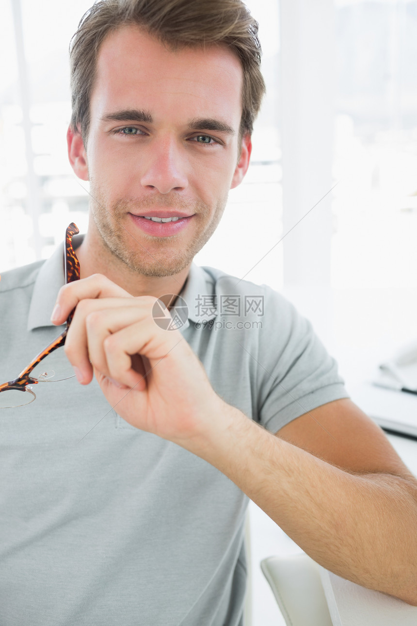 男性照片编辑笑着微笑时眼镜机构艺术家职业办公室工作男人创造力便服职场图片
