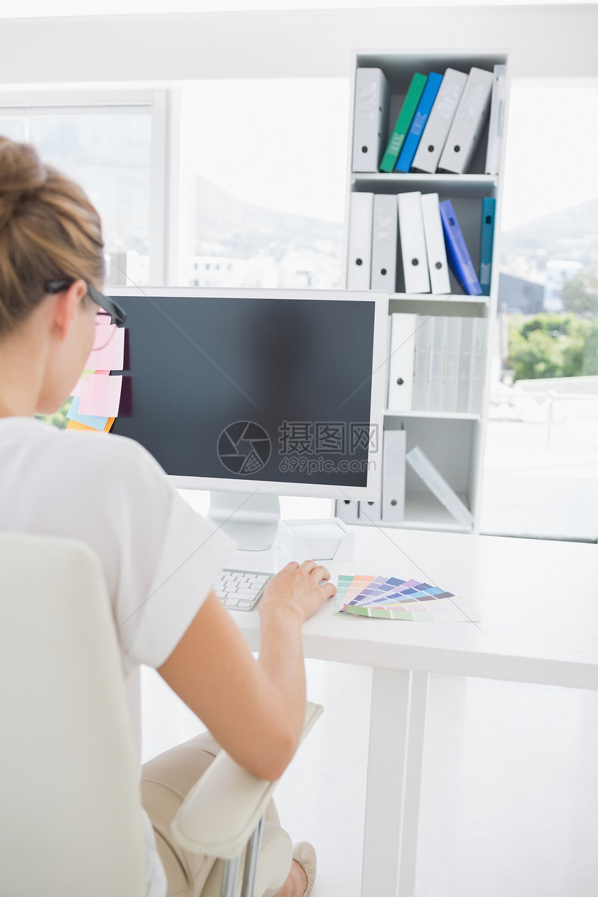 在计算机上工作的照片编辑器的近视商业电脑桌子创造力办公室屏幕电子女士职场艺术家图片