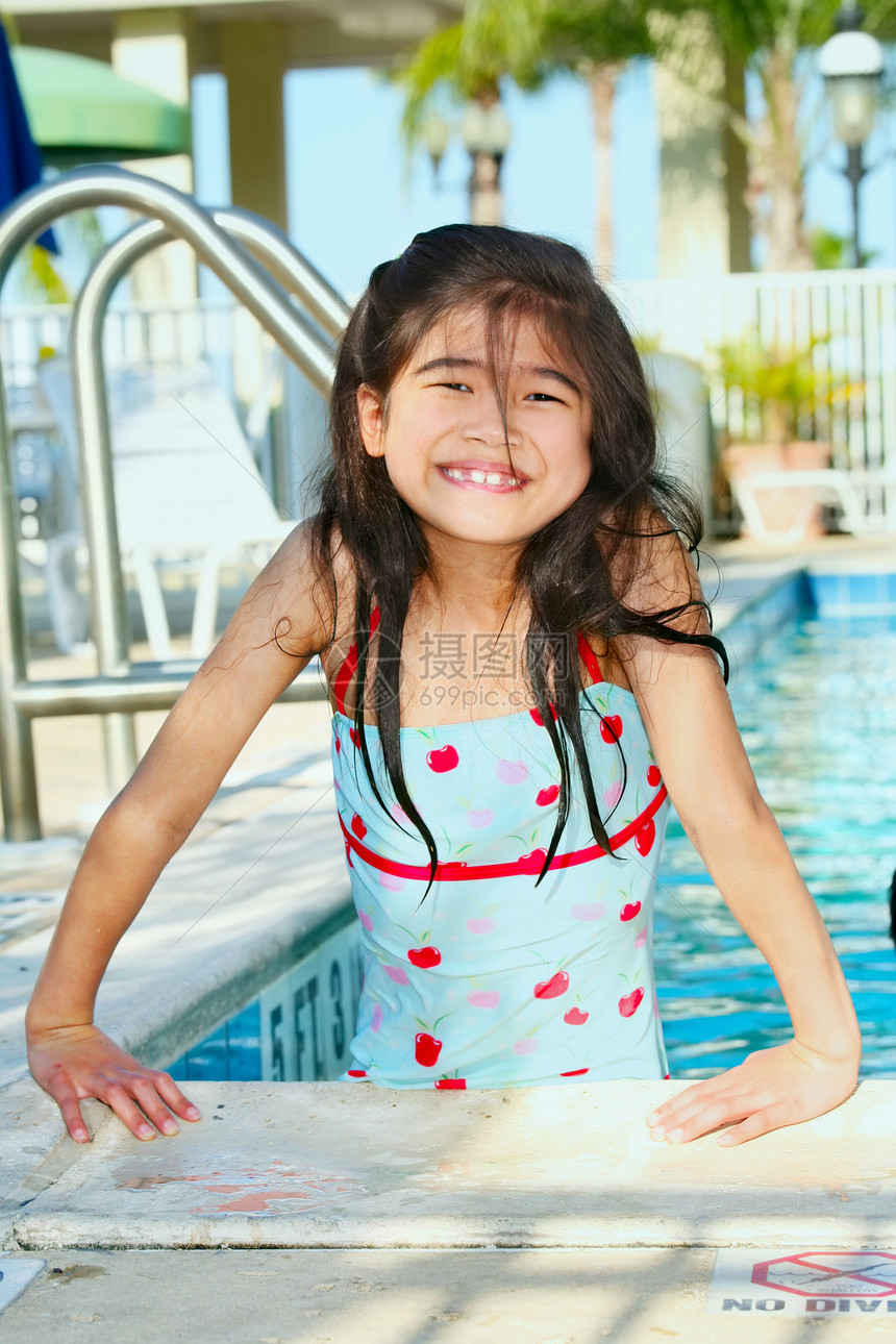 游泳池的小女孩微笑泳装喜悦福利乐趣水池混血阳光晴天混血儿图片