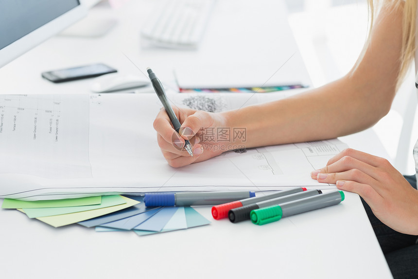 艺术家在办公室用笔画纸上画画工作绘画设计师手写笔草图职业编辑桌子动画片女士图片