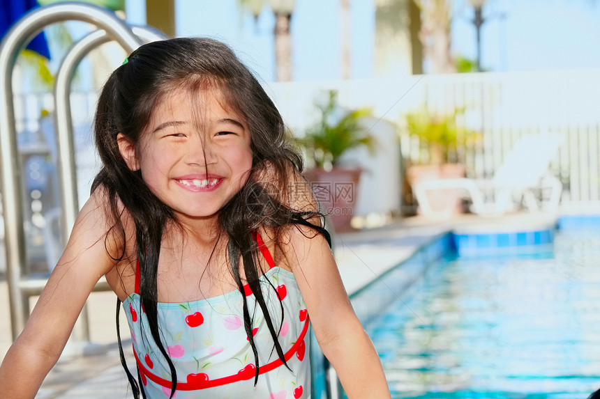 游泳池的小女孩福利喜悦微笑阳光乐趣混血晴天泳装水池混血儿图片