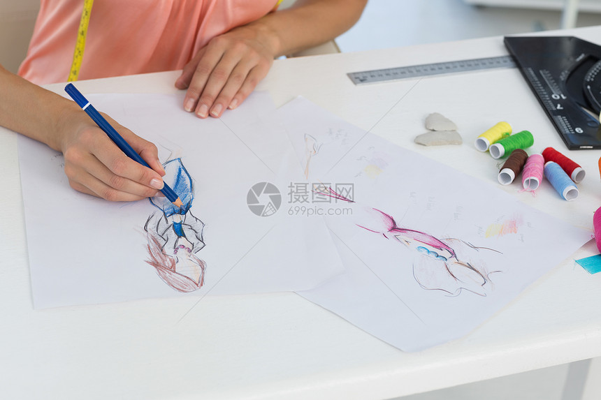 时装设计师在设计中工作的中间部分双手女性造型师草图作坊工作室专注女士商业铅笔图片