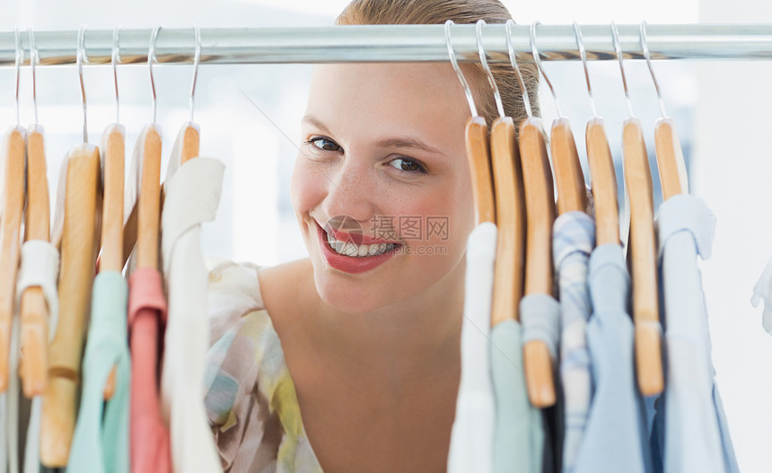 穿着衣柜的女顾客快乐零售店铺消遣架子精品女士服装女性衣服开支图片