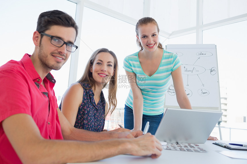 A 办公室临时商务人员在介绍时的任职情况技术训练电脑桌子会议室风暴男人战略座位女士图片