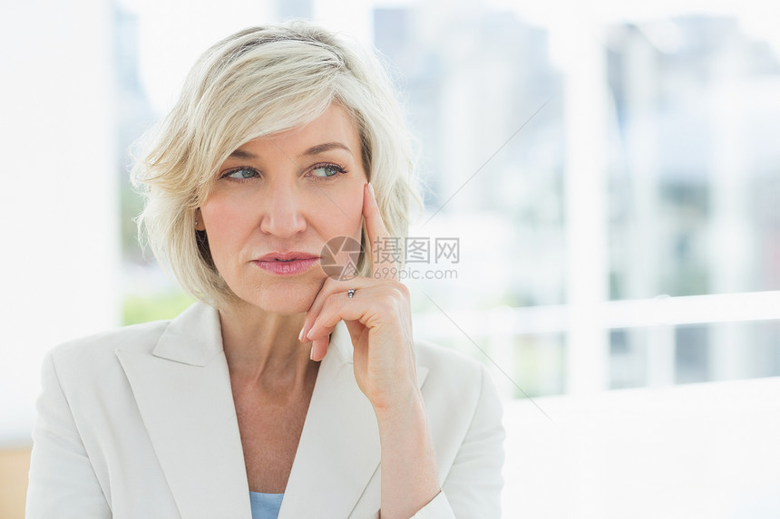 成熟的女商务人士向外看人士办公室思维短发头发商务女性套装职场图片