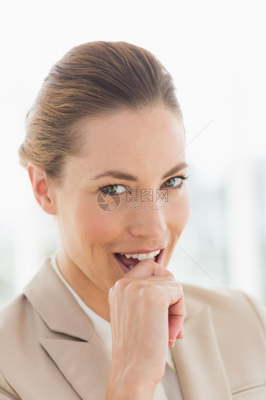 一位年轻女商务人士的近视肖像办公室女性女士头发职场商务人士套装图片