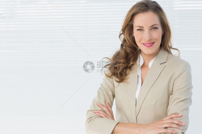 一个微笑着的女商务人士的肖像 手交叉图片