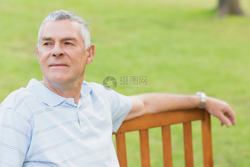 微笑的老人男人在公园放松图片