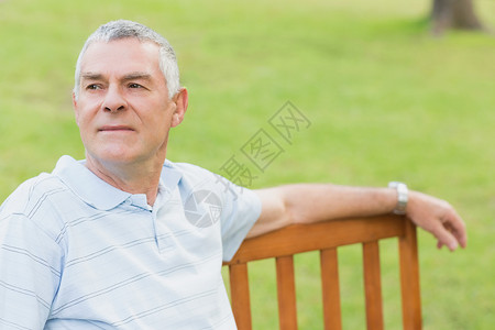 微笑的老人男人在公园放松背景图片