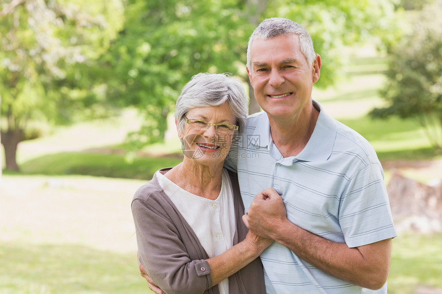 热爱快乐的老年夫妇在公园握手图片