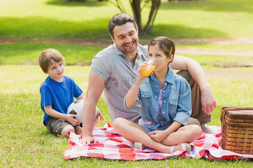 父亲和孩子在公园里男生男性地毯童年女儿女孩儿子果汁玻璃橙汁图片