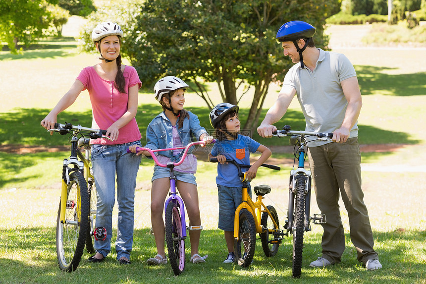 四口四口家庭 在公园里骑自行车图片