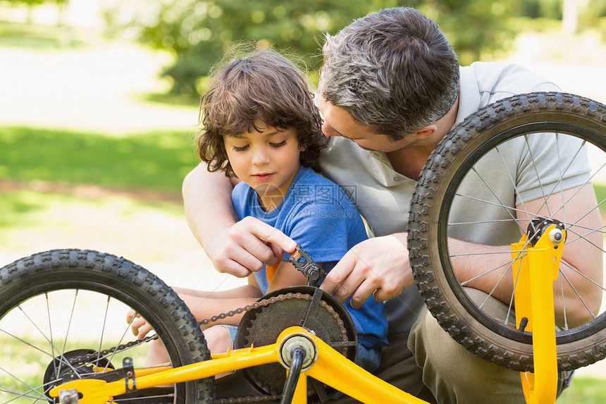 父亲和儿子修自行车男性男人成人教学爸爸家长车轮学习孩子家庭图片